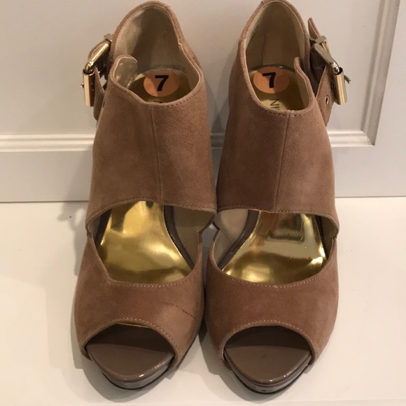 Nine West open toe buckle heel, size 7 - Picture 2 of 6